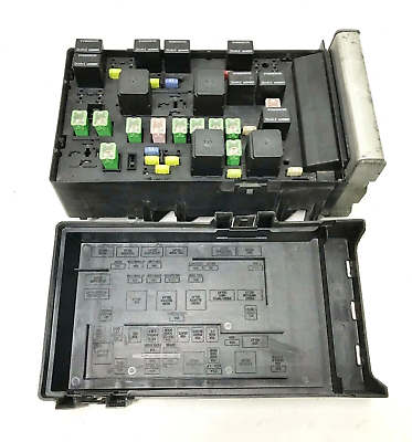 01-07 Dodge Caravan 3.3L A/T Fuse Box Relay Unit 05144507AC