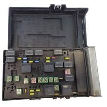 01-07 Dodge Caravan 3.3L A/T Fuse Box Relay Unit 05144507AD