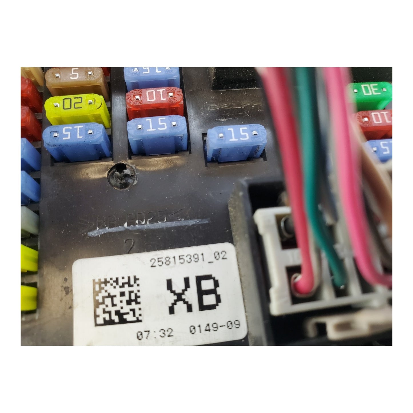 2009 Yukon XL Suburban Escalade Cabin Fuse Box 25815391 02