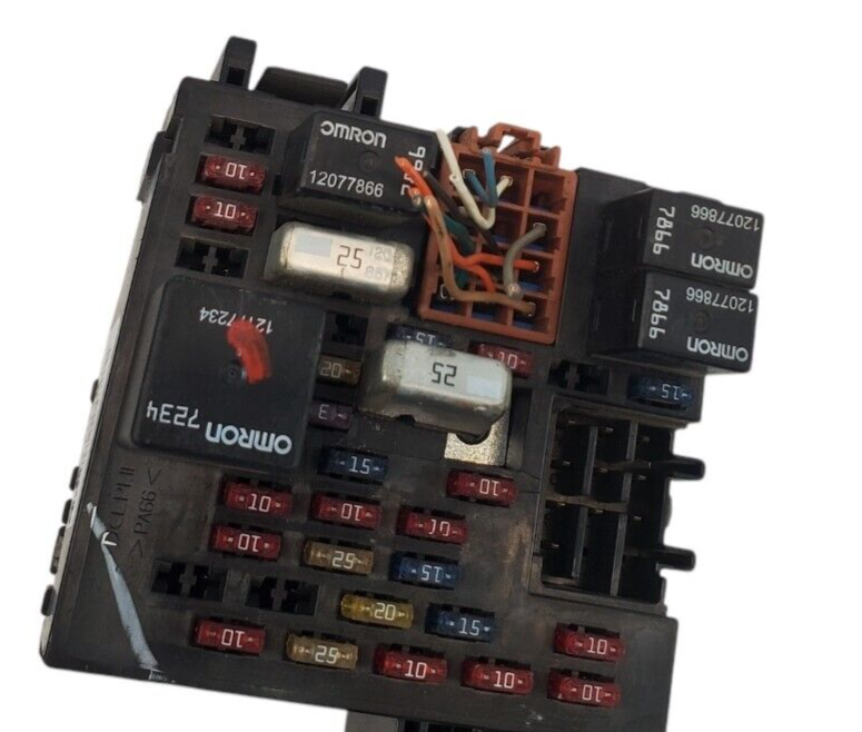 99-06 Chevy Silverado GMC Sierra Suburban Fuse Relay Box 15770992-01