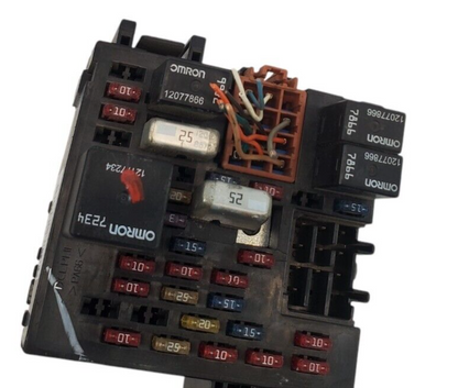 99-06 Chevy Silverado GMC Sierra Suburban Fuse Relay Box 15770992-01