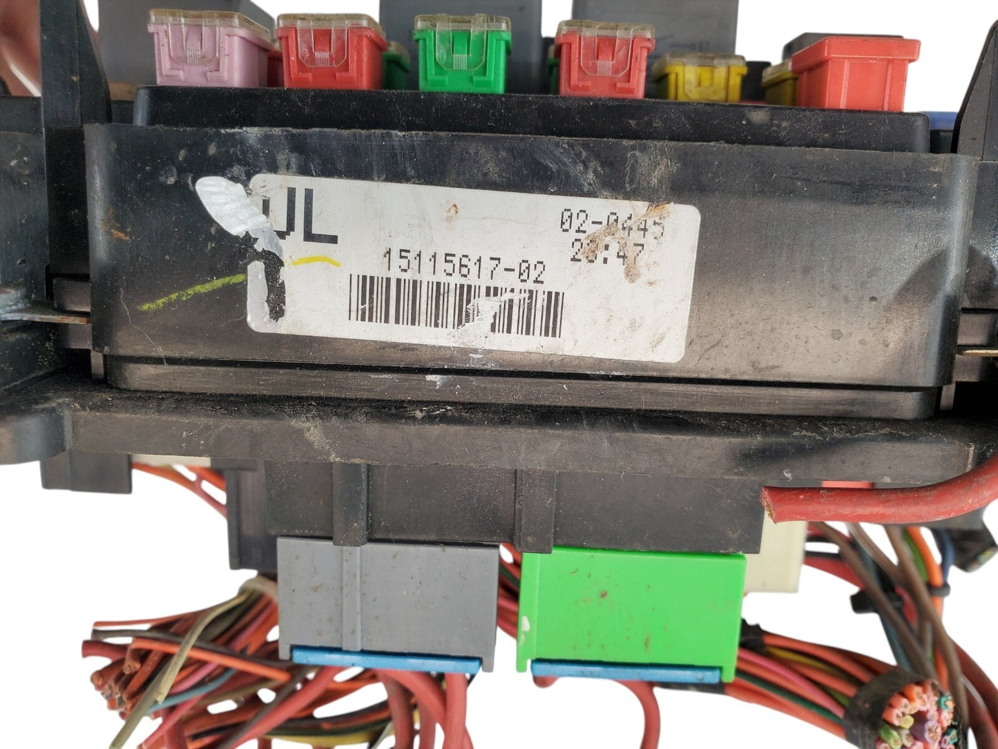 03-06 Chevy Tahoe GMC Yukon Engine Fuse Relay Box Fusebox OEM 15115617-02