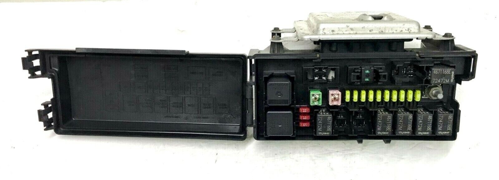 2004-2005 Dodge Durango Fuse Box Relay Unit 56049097AD Module
