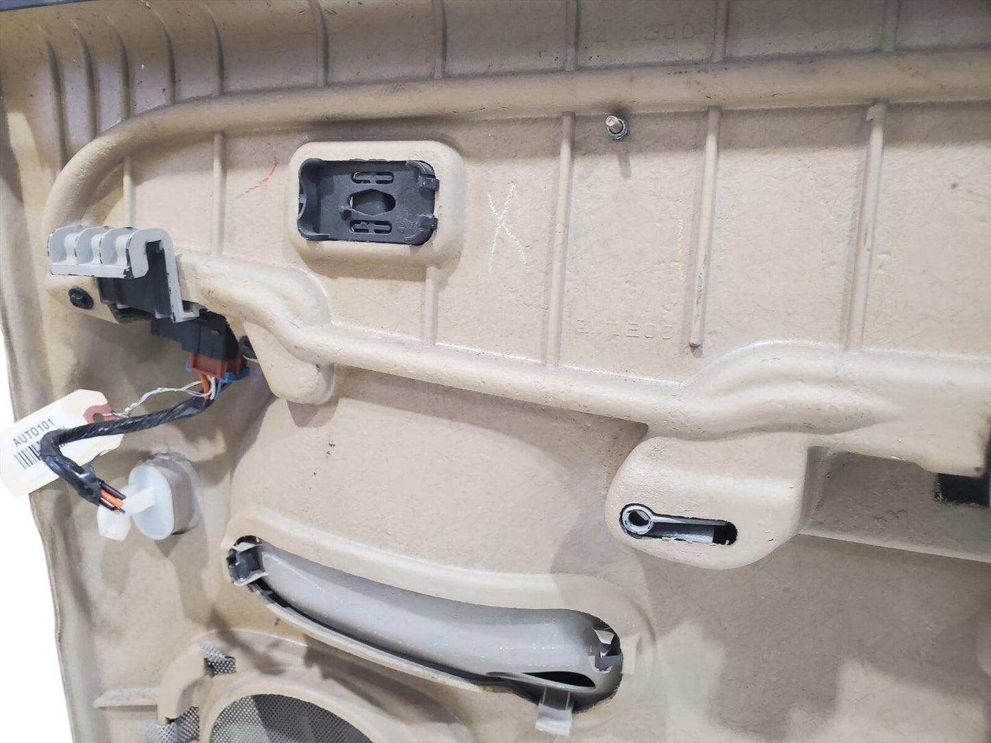 03-07 Cadillac Escalade Chevrolet GMC Rear left Power Door Panel 15192994